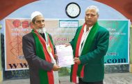 পাহাড়ের মানুষের কথা লিখে ৫০ টি বছর পার করা দৈনিক গিরিদর্পণ সম্পাদক এ,কে,এম মকছুদ আহমেদকে সম্মাননা প্রদান করলে সিএইচটি মিডিয়া