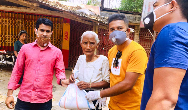 বান্দরবানের অসহায়দের পাশে দাড়ালেন যুবলীগ নেতারা