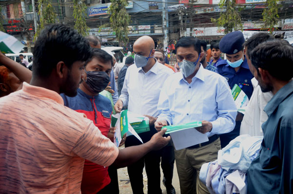 হোম কোয়ারেন্টিন অমান্য করায় ৪ জনকে জরিমানা :: করোনা ভাইরাস প্রতিরোধ বিষয়ক লিফলেট বিতরণ করলেন বিভাগীয় কমিশনার ও জেলা প্রশাসক