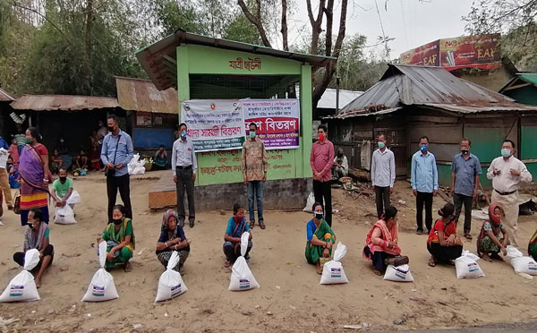 খাগড়াছড়িতে সামাজিক দূরত্ব বজায় রেখে,অসহায়দের পাশে ত্রাণ বিতরণ