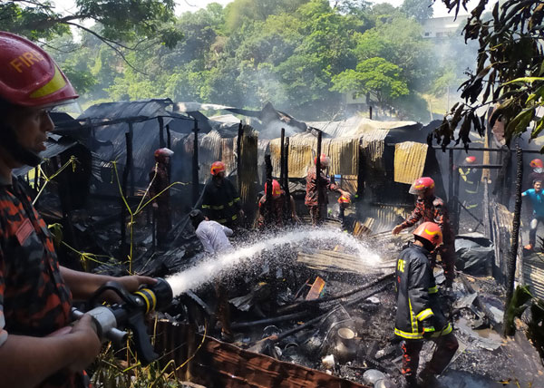 রাঙ্গামাটি শহরের রিজার্ভ মুখ এলাকার চেয়ারম্যান কলোনীতে ভয়াবহ অগ্নিকান্ডে ২২ ঘর পুড়ে ছাই,৩০ লক্ষ টাকা ক্ষয়ক্ষতি