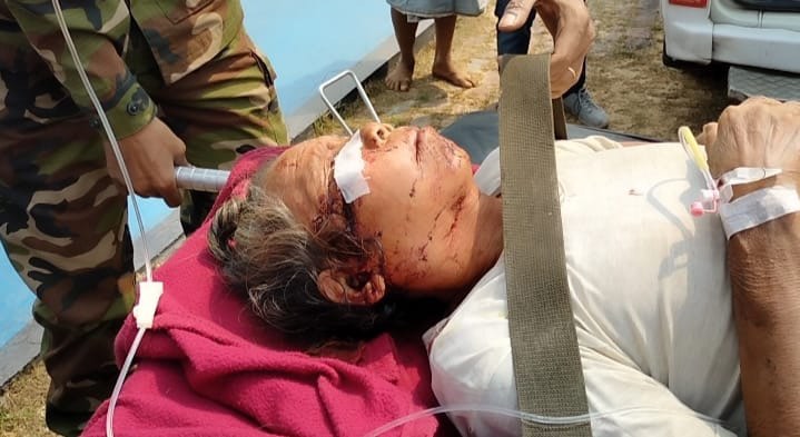 ভাল্লুকের কামড়ে আহত একজন উপজাতি বৃদ্ধকে সেনাবাহিনী ও বিমানবাহিনীর যৌথ উদ্যোগে হেলিকপ্টারযোগে চট্টগ্রাম মেডিকেল কলেজ হাঁসপাতালে আনয়ন”
