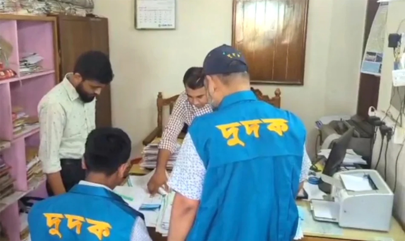 রাঙ্গামাটি বিআরটিএ অফিসে অভিযান চালিয়েছে দুদক
