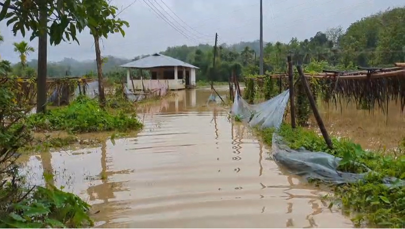 প্লাবন ও পাহাড় ধ্বসে রাঙ্গামাটির প্রায় ২ হাজারের বেশী বাড়ীঘর, রাস্তাঘাট ক্ষতিগ্রস্ত, এক জনের লাশ উদ্ধার