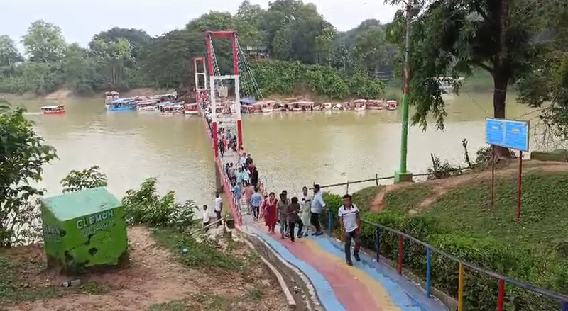 ঈদের ছুটিতে রাঙ্গামাটির হ্রদ ও সবুজ পাহাড়ে ঘুরতে পর্যটকের পদচারণা